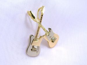 ssp11-gitaar-gitaren-hanger-goud-witgoud-handgemaakt-edelsmid-www.tonvandenhout.nl-edelsmeden-sieraden-bicolor-origineel-muziek-bijzonder-goudsmid-juwelier-roermond-logo-specials