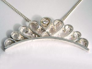 ssp1111-carnaval-prinses-edelsmid-handgemaakt-zilver-hanger-kroon-www.tonvandenhout.nl-markoef-melick-logo-logo's-ketting-steen-relatiegeschenk-jubileum-limburg-origineel