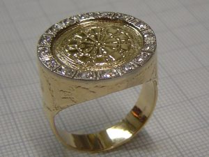 ssp1532-ring-bicolor-witgoud-geelgoud-briljant-dart-darten-handgemaakt-logo-logo's-edelsmid-www.tonvandenhout.nl-roermond-origineel-bijzonder-darter-juwelier-goudsmid-sieraden
