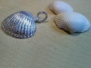 ssp1815-schelp-hanger-zilver-edelsmid-handgemaakt-www.tonvandenhout.nl-roermond-edelsmeden-gedenken-sieraden-bedels-bedel-origineel-bijzonder-goudsmid-juwelier-schelpje