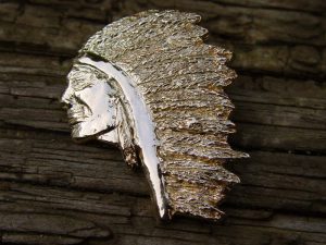 ssp24-indiaan-hanger-goud-logo-logos-handgemaakt-origineel-speld-veren-edelsmid-goudsmid-relatiegeschenk-www.tonvandenhout.nl-bijzonder-jubileum-herinneringen-juwelier-tooi-smid