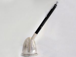 ssp2481-pennenhouder-zilver-pennenstandaard-edelsmid-handgemaakt-www.tonvandenhout.nl-edelsmeden-logo-logo's-jubileum-relatiegeschenk-bedrijfspromotie-kado-cadeau-ambacht-roermond