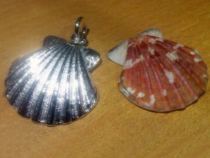 ssp2922-schelp-zilver-www.tonvandenhout.nl-edelsmid-roermond-edelsmeden-handgemaakt-hanger-gedenken-herinnering-santiago-compostella-schelpje-bedels-bijzonder-origineel