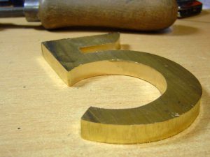 ssp3924-verzetsmonument-roermond-5-edelsmid-handgemaakt-www.tonvandenhout.nl-edelsmeden-hout-geschenk-relatiegeschenk-nummer-messing-beeld-logo-logo's-origineel-bijzonder-uniek