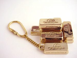 ssp6549-goudbonbaartje-goudbaartje-handgemaakt-cadeaubon-edelsmid-www.tonvandenhout.nl-edelsmeden-sleutelhanger-logo-logosieraad-logo's-sieraden-goudsmid-roermond-jubileum-uniek