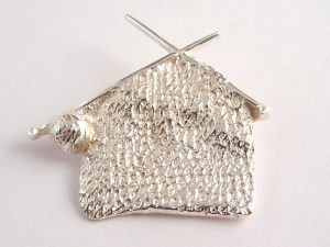 ssp7714-breiwerk-zilver-aandenken-gedenken-www.tonvandenhout.nl-gedenksieraden-gedenksieraad-herinnering-goudsmid-handgemaakt-edelsmid-hanger-speld-broche-roermond-breien