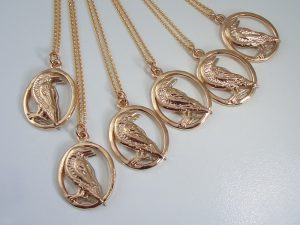 ssp9722-sieraden-logo-logo's-kraai-vogel-bicolor-witgoud-roodgoud-goud-edelsmid-relatiegeschenk-jubileum-www.tonvandenhout.nl-handgemaakt-origineel-herinneringen-bijzonder-uniek