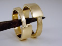 str0667-trouwringen-edelsmid-edelsmeden-goud-handgemaakt-www.tonvandenhout.nl-roermond-juwelier-bijzonder-origineel-geelgoud-goudsmid-uniek-roermond-ring