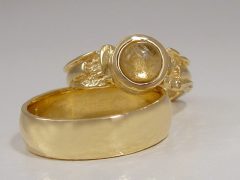 str08719-bijzonder-trouwringen-origineel-goud-edelsmid-www.tonvandenhout.nl-steen-handgemaakt-rutielkwarts-sieraden-juwelier-uniek-ring-roermond-goudsmid