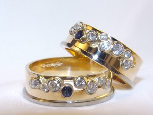 str0931-trouwringen-saffier-briljant-diamant-bicolor-goud-witgoud-edelsmid-www.tonvandenhout.nl-edelsmeden-roermond-handgemaakt-bijzonder-ring-sieraden