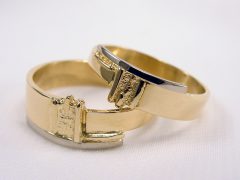 str109-bicolor-witgoud-goud-trouwring-sieraden-www.tonvandenhout.nl-edelsmid-bijzonder-handgemaakt-uniek-juwelier-goudsmid-trouwringen-geelgoud-roermond-ring