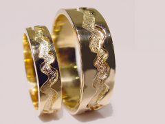 str15-trouwringen-handgemaakt-edelsmeden-www.tonvandenhout.nl-edelsmid-goud-sieraden-briljant-diamant-geelgoud-goudsmid-uniek