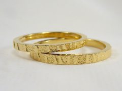 str135-trouwring-goud-edelsmid-www.tonvandenhout.nl-sieraden-juwelier-handgemaakt-origineel-bijzonder-uniek-ring-geelgoud