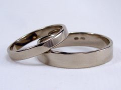 str141-trouwring-witgoud-goud-handgemaakt-www.tonvandenhout.nl-edelsmid-goudsmid-origineel-juwelier-roermond-sieraden-uniek-ring