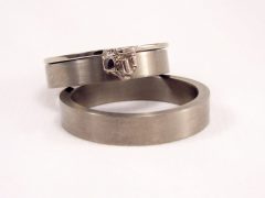 str142-aanschuif-ring-trouwringen-witgoud-titanium-edelsmid-www.tonvandenhout.nl-goudsmid-origineel-handgemaakt-uniek-goud