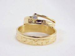 str15-trouwringen-handgemaakt-edelsmeden-www.tonvandenhout.nl-edelsmid-goud-sieraden-briljant-diamant-geelgoud-goudsmid-uniek