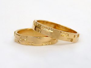 str15-trouwringen-handgemaakt-edelsmeden-www.tonvandenhout.nl-edelsmid-goud-sieraden-briljant-diamant-geelgoud-goudsmid-uniek