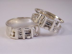 str6449-trouwring-naam-letters-zilver-edelsmid-www.tonvandenhout.nl-edelsmeden-sieraden-handgemaakt-origineel-gedenken