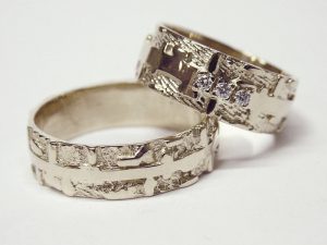 str6600-edelsmid-trouwringen-handgemaakt-edelsmeden-www.tonvandenhout.nl-witgoud-breed-briljant-origineel-goudsmid-goud-sieraden