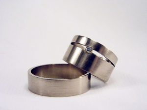 str67-trouwring-breed-witgoud-briljant-diamant-edelsmid-www.tonvandenhout.nl-goudsmid-goud-handgemaakt-mat-sieraden-roermond
