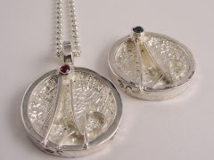 str6996-trouwringen-huwelijk-roermuntje-naam trouwmunt-robijn-gedenken-zilver-bijzonder-handgemaakt-edelsmid-goudsmid-sieraden-www.tonvandenhout.nl-saffier