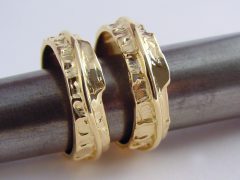 str7209-trouwringen-goud-edelsmid-handgemaakt-origineel-www.tonvandenhout.nl-sieraden-juwelier-goudsmid-bijzonder-geelgoud-edelsmeden-roermond-vandenhout-ring