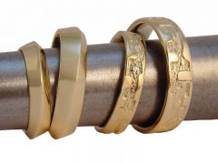 str7949-trouwringen-edelsmid-juwelier-www.tonvandenhout.nl-handgemaakt-bijzonder-sieraden-goud-goudsmid-roermond-origineel-edelsmeden-geelgoud-ring