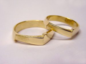 str81-edelsmid-trouwringen-handgemaakt-edelsmeden-www.tonvandenhout.nl-sieraden-goudsmid-bijzonder-goud-uniek-juwelier-origineel