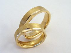 str8337-trouwringen-goud-sieraden-edelsmid-www.tonvandenhout.nl-juwelier-origineel-handgemaakt-bijzonder-roermond-edelsmeden-goudsmid-uniek-trouwen-ring