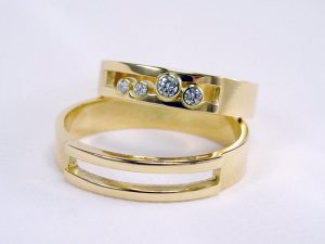str84-trouwring-geelgoud-edelsmid-briljant-goud-www.tonvandenhout.nl-juwelier-goudsmid-sieraden-handgemaakt-bijzonder-origineel