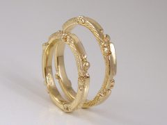 str9389-trouwringen-sieraden-goud-edelsmid-bijzonder-handgemaakt-juwelier-www.tonvandenhout.nl-goudsmid-ring-geelgoud