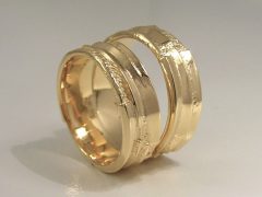 str9422-goud-trouwringen-geelgoud-bijzonder-handgemaakt-www.tonvandenhout.nl-edelsmid-vandenhout-goudsmid-juwelier-sieraden