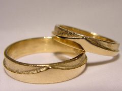 str99-trouwring-goud-kroon-edelsmid-handgemaakt-origineel-www.tonvandenhout.nl-goudsmid-juwelier-roermond-geelgoud-ring-uniek