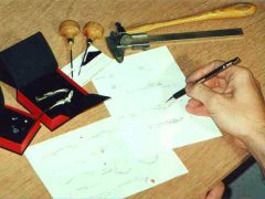 sre1-logo-sieraden-origineel-jubileum-relatiegeschenk-bedrijfslogo-logo's-edelsmid-www.tonvandenhout.nl-goudsmid-juwelier-schets-handgemaakt-ambacht-uniek-ontwerp-atelier-sieraad