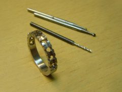 sre3863-www.tonvandenhout.nl-edelsmid-roermond-edelsmeden-goudsmid-briljant-steen-goudsmeden-diamant-alliance-ring-witgoud-goud-juwelier-atelier-repareren-reparatie-uniek