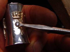 sre4065-edelsmid-edelsmeden-juwelier-goudsmid-roermond-www.tonvandenhout.nl-bicolor-sieraden-herinnering-sieraad-steen-zetten-handgemaakt-atelier-uniek-origineel-bijzonder
