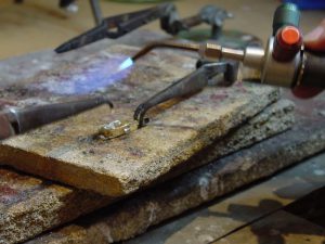 sre412-smeden-solderen-edelsmid-edelsmeden-goudsmid-juwelier-repareren-reparatie-www.tonvandenhout.nl-roermond-sieraden-sieraad-goud-zilver-atelier-werkplaats-handgemaakt