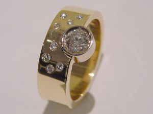 ssm1210-ring-goud-briljant-diamant-handgemaakt-edelsmid-www.tonvandenhout.nl-goudsmid-juwelier-roermond-uniek-sieraden-edelsmeden-origineel-bijzonder-herinnering-atelier-smid-tvdh