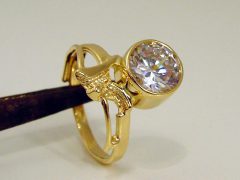 ssm150-ring-steen-goud-briljant-handgemaakt-bijzonder-uniek-edelsmid-www.tonvandenhout.nl-edelsmeden-goudsmid-roermond-sieraden-sieraad-atelier-origineel-vandenhout-tvdh