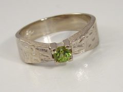 ssm3-ring-witgoud-solitair-groen-steen-peridoot-www.tonvandenhout.nl-edelsmid-handgemaakt-goudsmid-roermond-sieraden-atelier-uniek-bijzonder-origineel-edelsmeden-sieraad