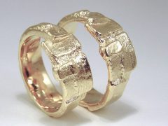 str9080-trouwringen-goud-handgemaakt-edelsmid-edelsmeden-www.tonvandenhout.nl-trauringe-sieraden-ring-schmuck-goudsmid-juwelier-uniek-roermond-goldschmied-bijzonder-love