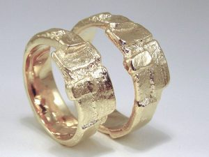 str9080-trouwringen-goud-handgemaakt-edelsmid-edelsmeden-www.tonvandenhout.nl-trauringe-sieraden-ring-schmuck-goudsmid-juwelier-uniek-roermond-goldschmied-bijzonder-love