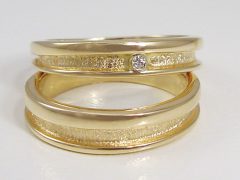 str9353-trouwringen-goud-geul-steen-briljant-handgemaakt-edelsmid-goudsmid-bijzonder-www.tonvandenhout.nl-juwelier-edelsmeden-roermond-origineel-atelier-sieraden-trouwring