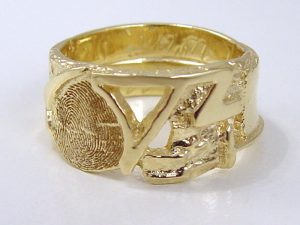 sg1918-aandenken-gedenken-herinnering-vingerafdruk-goud-letters-initialen-ring-edelsmid-goudsmid-trouwringen-sieraden-handgemaakt-uniek-bijzonder-ringen-rouw-www.tonvandenhout.nl