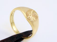 sg728-goud-ring-zegel-vingerafdruk-laser-gedenken-handgemaakt-edelsmid-www.tonvandenhout.nl-goudsmid-sieraad-juwelier-zegelring-signet-monogram-uniek-origineel-bijzonder-ontwerp