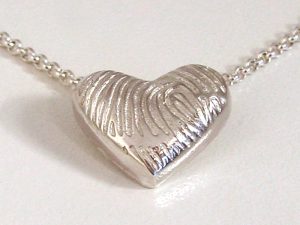 sg9815-hanger-zilver-hart-vingerafdruk-as-gedenken-hartje-ashanger-ketting-edelsmid-www.tonvandenhout.nl-juwelier-uniek-design-goudsmid-handwerk-ontwerp-origineel-bijzonder-urn