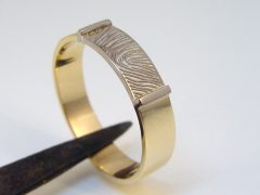 sg1512-ring-bicolor-witgoud-gedenken-vingerafdruk-goud-edelsmid-www.tonvandenhout.nl-sieraden-goudsmid-juwelier-origineel-uniek-herinnering-herinneren-aandenken-handgemaakt-gedenk