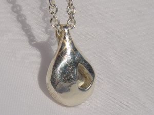 sg2499-hanger-traan-druppel-zilver-as-urn-epoxy-haar-haren-edelsmid-uniek-www.tonvandenhout.nl-goudsmid-juwelier-aandenken-sieraad-sieraden-gedenken-herinnering-origineel-see-you