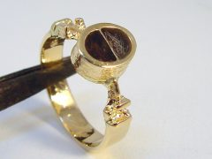 sg2661-ring-goud-as-urn-haren-haar-epoxy-hond-sieraad-herinnering-gedenken-www.tonvandenhout.nl-herinneren-uniek-origineel-bijzonder-edelsmid-juwelier-goudsmid-sieraden-see-you