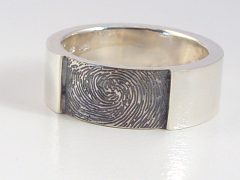 sg9836-ring-zilver-vingerafdruk-edelsmid-www.tonvandenhout.nl-handgemaakt-uniek-sieraad-aandenken-herinneren-herinnering-origineel-juwelier-sieraden-bijzonder-goudsmid